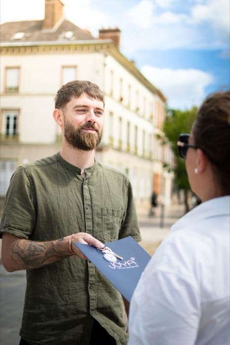 Remise de clés par un conseiller Joya