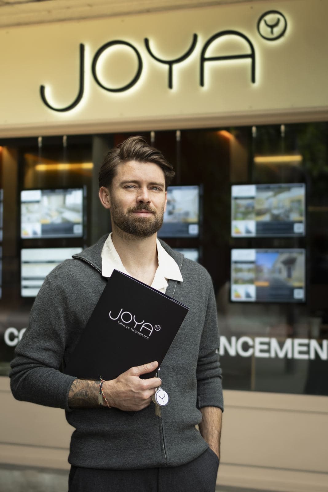Quentin, agent commercial en immobilier Joya, devant l'agence de Troyes